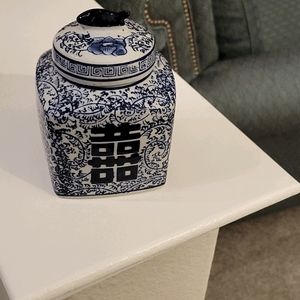Chinoiserie jar